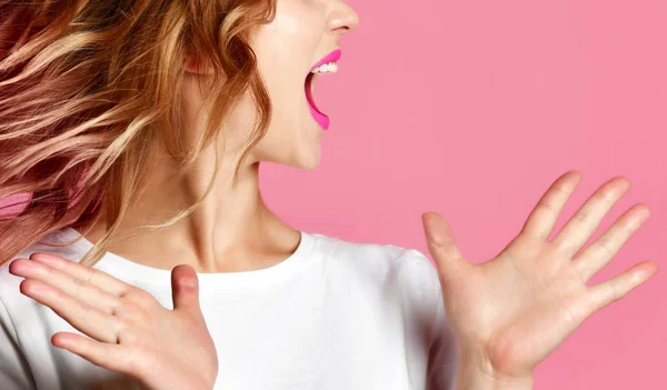 Emocional mujer enojada gritando gritando gritando primer plano retrato sobre fondo rosa — Foto de Stock