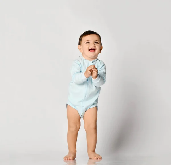 Bebek Çocuk bebek çocuk çocuk toddler ışık mavi vücut bez yapmak ilk adımda Grey — Stok fotoğraf