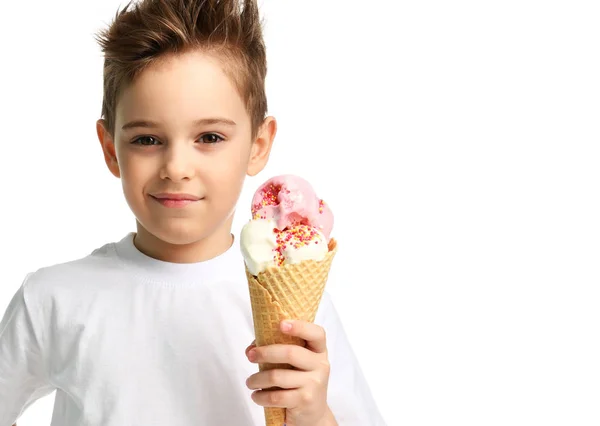 Baby pojke kid i vit t-shirt med texten utrymme håll glass i våfflor kon isolerad på vit — Stockfoto