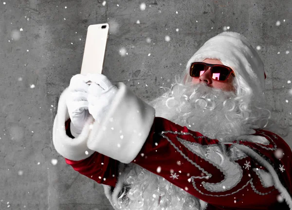 Babbo Natale fare selfie con il cellulare. Anno nuovo e Buon Natale — Foto Stock