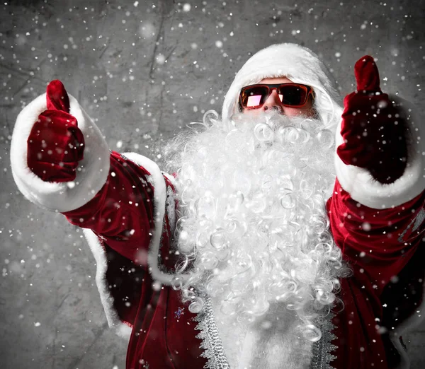 Noel Baba kar konfeti altında başparmak sırıtmak. Yeni yıl ve mutlu Noeller — Stok fotoğraf