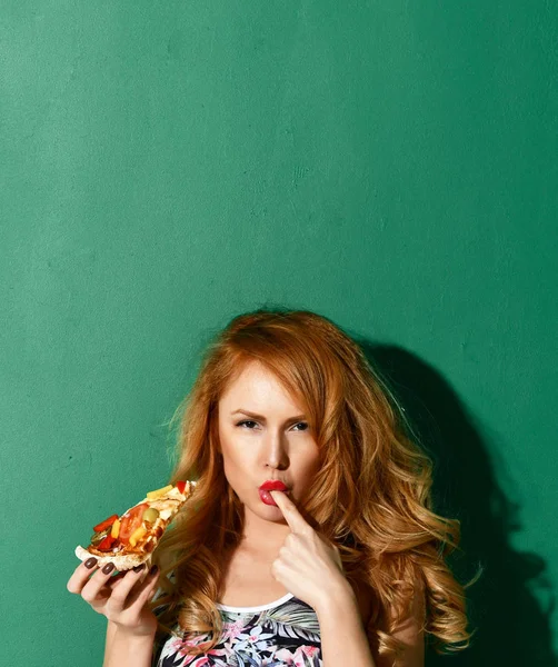 Joven hermosa mujer sostener grande rebanada de cosas mexicana vegetal pizza rebanada lamer un dedo sabroso signo en verde — Foto de Stock