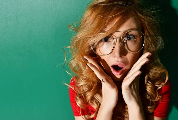 Menina bonita com cabelo encaracolado surpreso gritando expressões faciais expressivas — Fotografia de Stock