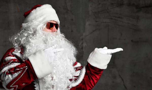 Papai Noel apontando as mãos na esquina para espaço de cópia de texto. Ano Novo e Feliz Natal — Fotografia de Stock