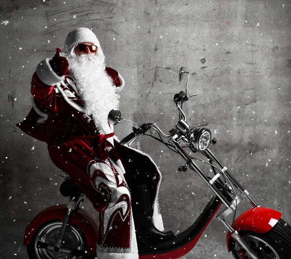 Santa Claus Pokaż kciuk w górę znak siedzi na motocykl Elektryczny rower skuter z miejsca kopiowania tekstu — Zdjęcie stockowe