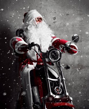 Elektrikli motosiklet bisiklet scooter ile metin Kopyala yer kar altında oturup Noel Baba. Yeni yıl ve mutlu Noeller