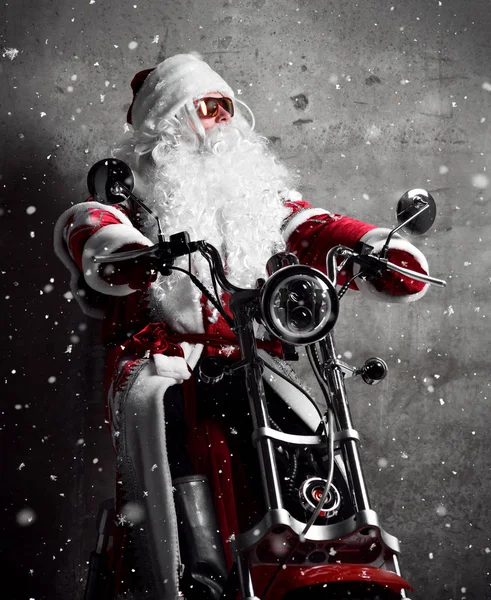 Mikołaja, siedząc na motocykl Elektryczny rower skuter z tekst kopia przestrzeń pod śniegiem. Wesołych Świąt Bożego Narodzenia i nowy rok — Zdjęcie stockowe