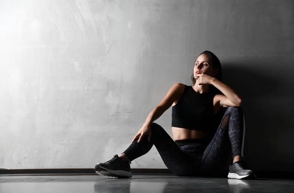 Jovem mulher esportiva após ginástica alongamento exercícios de fitness treino sentado no chão — Fotografia de Stock