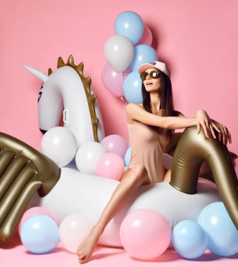 Genç kız pastel hava ile balonlar eğleniyor Doğum günü tatil partisi üzerinde tek boynuzlu at pegasus float ile kutluyor 