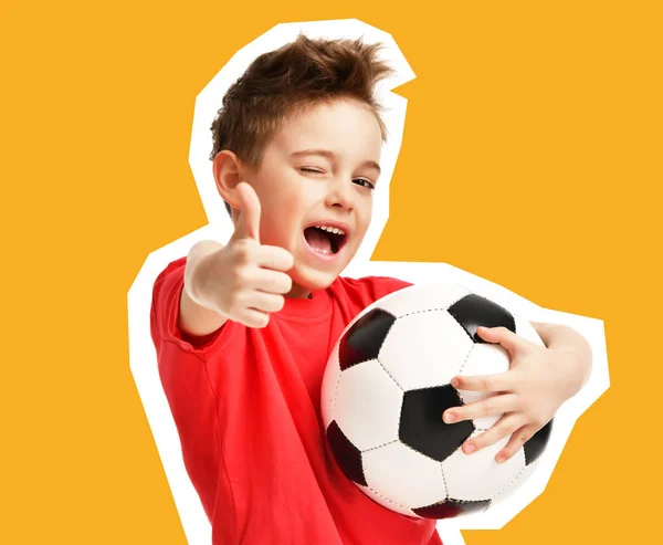 Журнальний стиль колаж спортивного хлопчика гравець тримає футбольний м'яч святкуючи шоу великі пальці вгору щасливим усміхненим сміхом — стокове фото