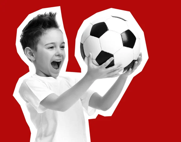 Κολάζ στυλ περιοδικό του αθλητισμού αγόρι παιδί player, κρατήστε το ποδόσφαιρο μπάλα τον εορτασμό ευτυχής χαμογελαστοί γελώντας — Φωτογραφία Αρχείου