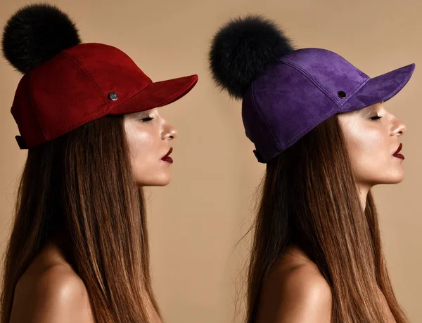 Mulher no inverno chapéu vermelho e roxo composição dupla chapéu com olhos fechados — Fotografia de Stock