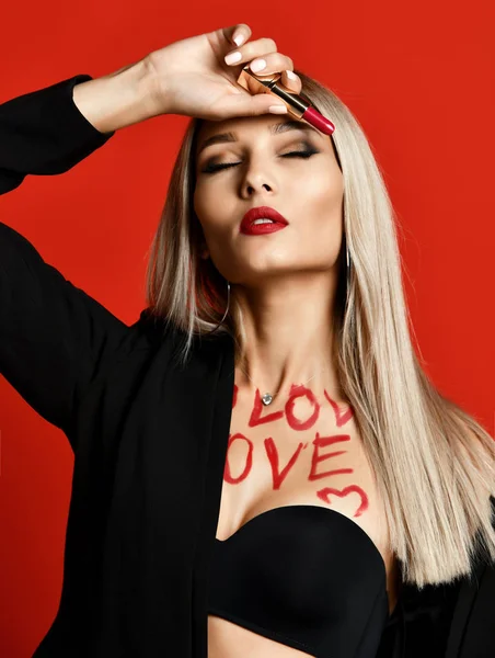 Hermosa mujer sexy artista de maquillaje celebrar rojo lápiz labial rouge con texto de amor en el cuerpo — Foto de Stock
