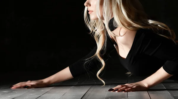 Joven sexy rubia mujer de moda tumbada en el suelo en tela de cuerpo negro y gargantilla —  Fotos de Stock