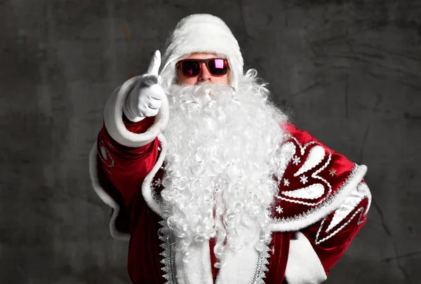 Santa Claus wskazując Pokaż kciuk w górę znak na nowy rok, Wesołych Świąt — Zdjęcie stockowe
