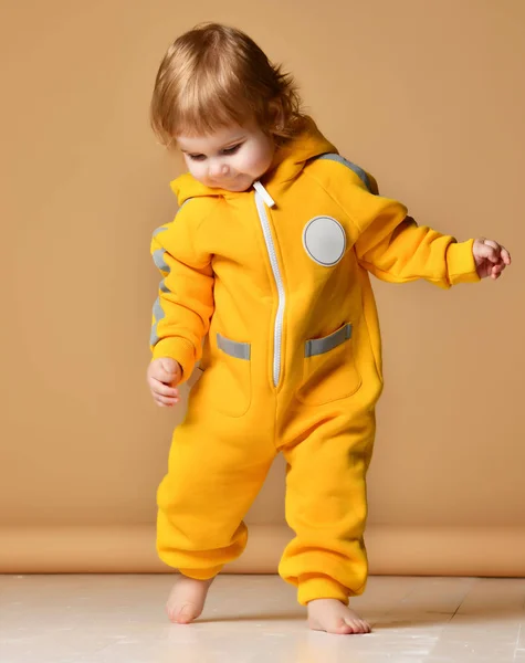 Niño bebé niño niño niño en tela de cuerpo amarillo hacer primeros pasos feliz en la luz —  Fotos de Stock