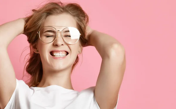 Mulher feliz emocional em óculos gritando gritando gritando closeup retrato no fundo rosa — Fotografia de Stock