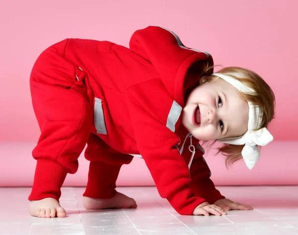 Niño bebé niño niño niño en rojo cuerpo arrastrándose feliz mirando hacia arriba en rosa claro —  Fotos de Stock