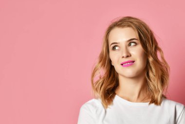 Beyaz t-shirt üzerinde pembe poz içinde güzel kadın