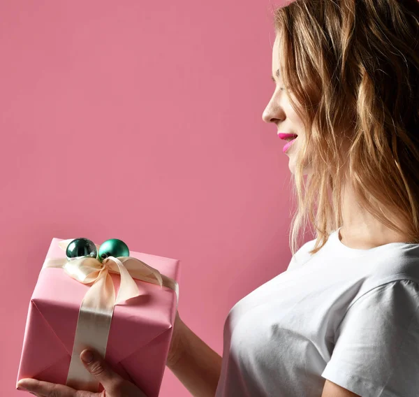 Hermosa composición de mujer celebrar rosa y pastel regalo de Navidad verde para la celebración del año nuevo — Foto de Stock