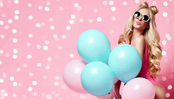 Μοντέρνα σέξι ξανθιά γυναίκα στο κόμμα των Χριστουγέννων γιορτάζουν έχοντας διασκέδαση με παστέλ χρώμα αέρα μπαλόνια πίσω από την πίσω πλευρά — Φωτογραφία Αρχείου