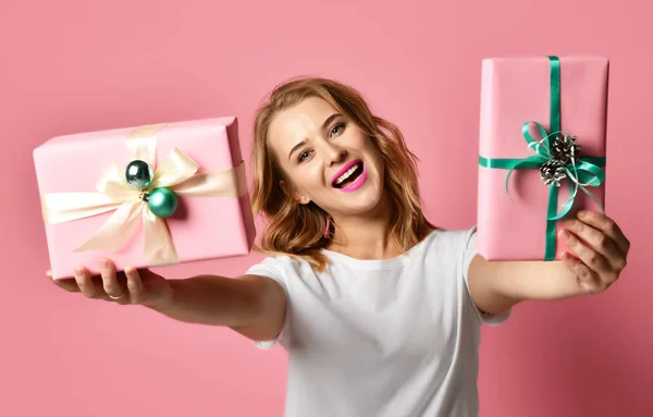 Hermosa composición de mujer celebrar regalos de Navidad de color rosa y verde pastel para la celebración del año nuevo — Foto de Stock