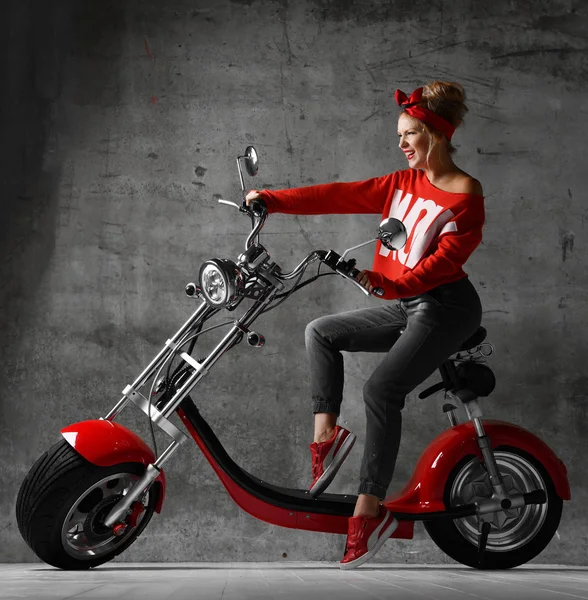 Donna cavalcare sedersi in moto scooter pinup stile retrò ridendo mano puntando sorridente all'angolo — Foto Stock