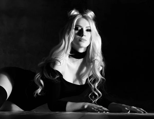 Ung sexig blondin mode kvinna sitter på golvet i svart kropp trasa och choker — Stockfoto