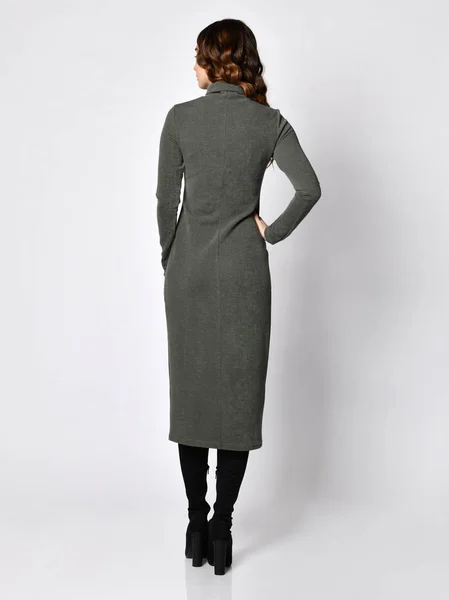 Mujer hermosa joven posando en nueva moda gris invierno vestido anudado trasero vista trasera —  Fotos de Stock