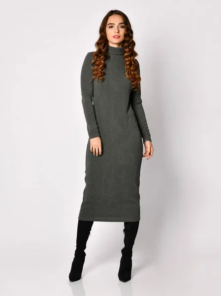 Joven hermosa mujer posando en nueva moda gris invierno vestido de punto sonriendo — Foto de Stock