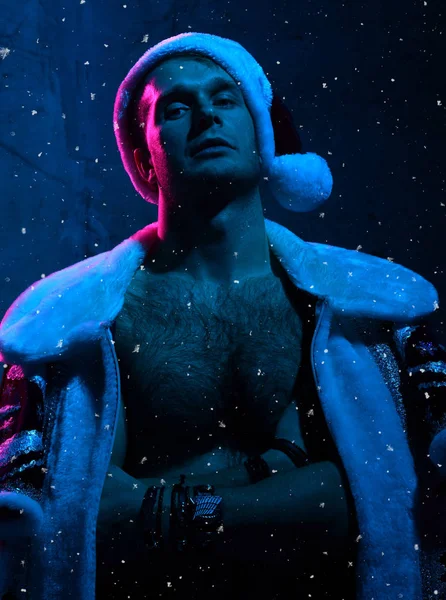가방 가득 눈 색종이에서 선물 산타 클로스 크리스마스 의상에서 섹시 한 남자 — 스톡 사진