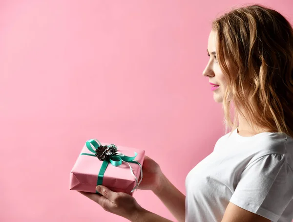 Mooie vrouw samenstelling houden roze en pastel groen aanwezig gift van Kerstmis voor nieuwe jaarviering — Stockfoto