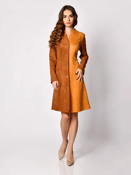 Mujer hermosa joven posando en nuevo vestido de moda de invierno de gamuza marrón —  Fotos de Stock