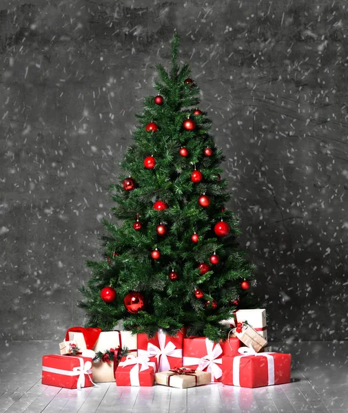 Weihnachtsbaum dekoriert mit rotem Patchwork-Ornament künstliche Kugeln Handwerk Geschenke für das neue Jahr 2019 — Stockfoto