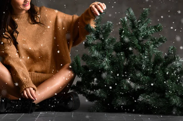 Hermosa mujer con abeto de Navidad en blusa suéter de punto sexy bajo la nieve — Foto de Stock