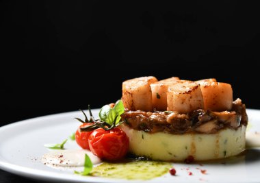 Limon tereyağı baharatlı sos püresi patates ve domates ile ızgara tarak ile plaka