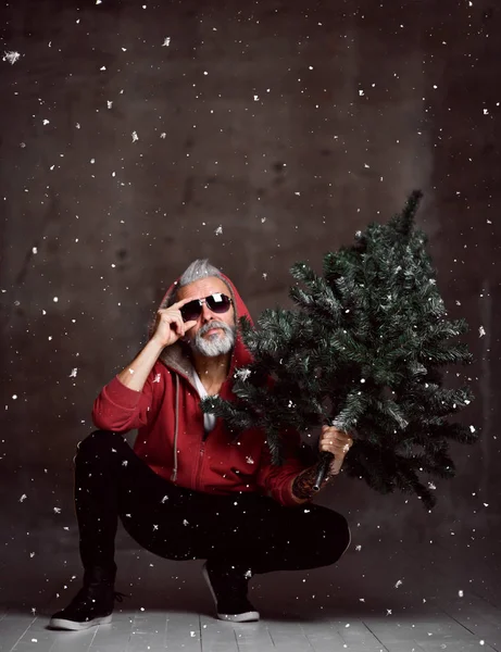 Şık modern Santa yaşlı adam kar Merry Christmas altında kırmızı moda hoodie — Stok fotoğraf