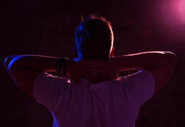 Seksi adam kas vücut ve beyaz tişört ararken Neon ışık portre