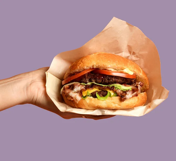 Kobieta ręce trzymać big cheese burger grilla kanapkę z marmuru wołowiny na orange — Zdjęcie stockowe