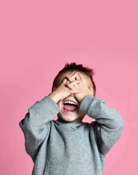 Bebek Çocuk Çocuk kapsayan Kapat gözlerini el ve avuç içi pembe üzerinde gülmekten çığlık ile — Stok fotoğraf