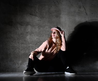 Pembe şapka şapka poz egzersiz egzersiz sonrası kadın genç spor