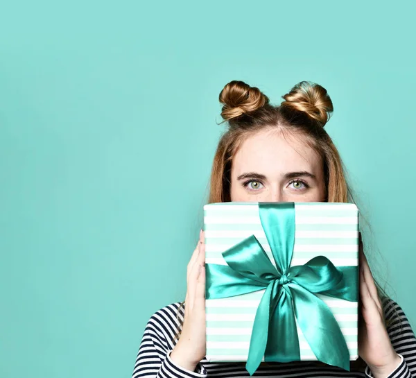 Retrato de una mujer joven y feliz se esconden bajo la caja de regalo azul presente — Foto de Stock