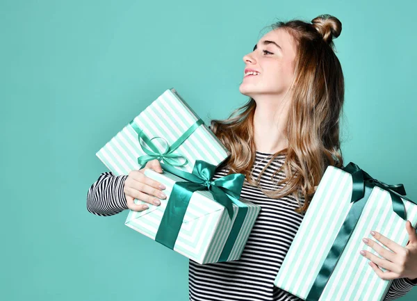 Retrato de una joven feliz sostiene cajas de regalo regalo azul mirando a la esquina — Foto de Stock