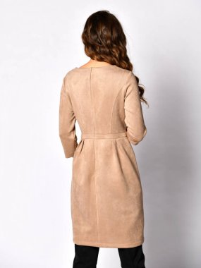 Genç güzel kadın yeni gri süet kış moda elbiseyle poz 