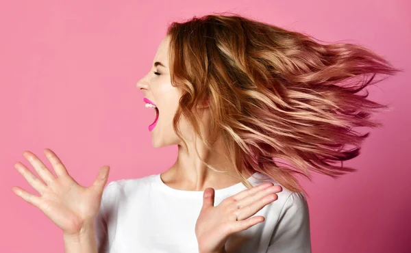 Känslomässiga arg kvinna skrek skrek skrek närbild porträtt på rosa bakgrund — Stockfoto