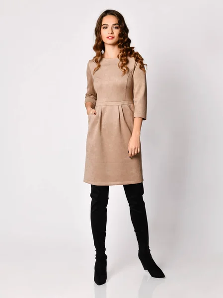 Młoda kobieta piękny pozowanie w Nowa sukienka moda zima szare zamszowe — Zdjęcie stockowe