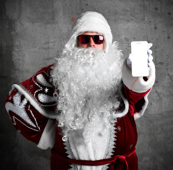 Santa Claus pokazać pusty ekran z przestrzeni tekstu Zdejmowany cellphone. Wesołych Świąt Bożego Narodzenia i nowy rok — Zdjęcie stockowe