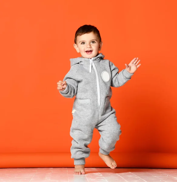 Niño bebé niño niño niño en tela de cuerpo gris claro dar los primeros pasos —  Fotos de Stock