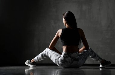 Katta oturan egzersiz fitness Germe jimnastik egzersizleri sonra genç sportif kadın 