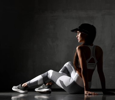 Katta oturan egzersiz fitness Germe jimnastik egzersizleri sonra genç sportif kadın 